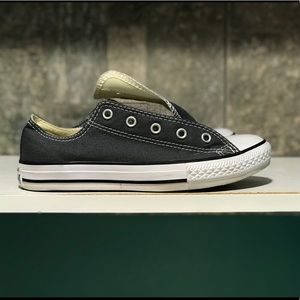 Gray kids converse that fit a 6 in adult